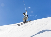 开云体育官方网站-赛道上的毫厘之争，红牛二队险胜索伯，拉塞尔状态火热再掀风云