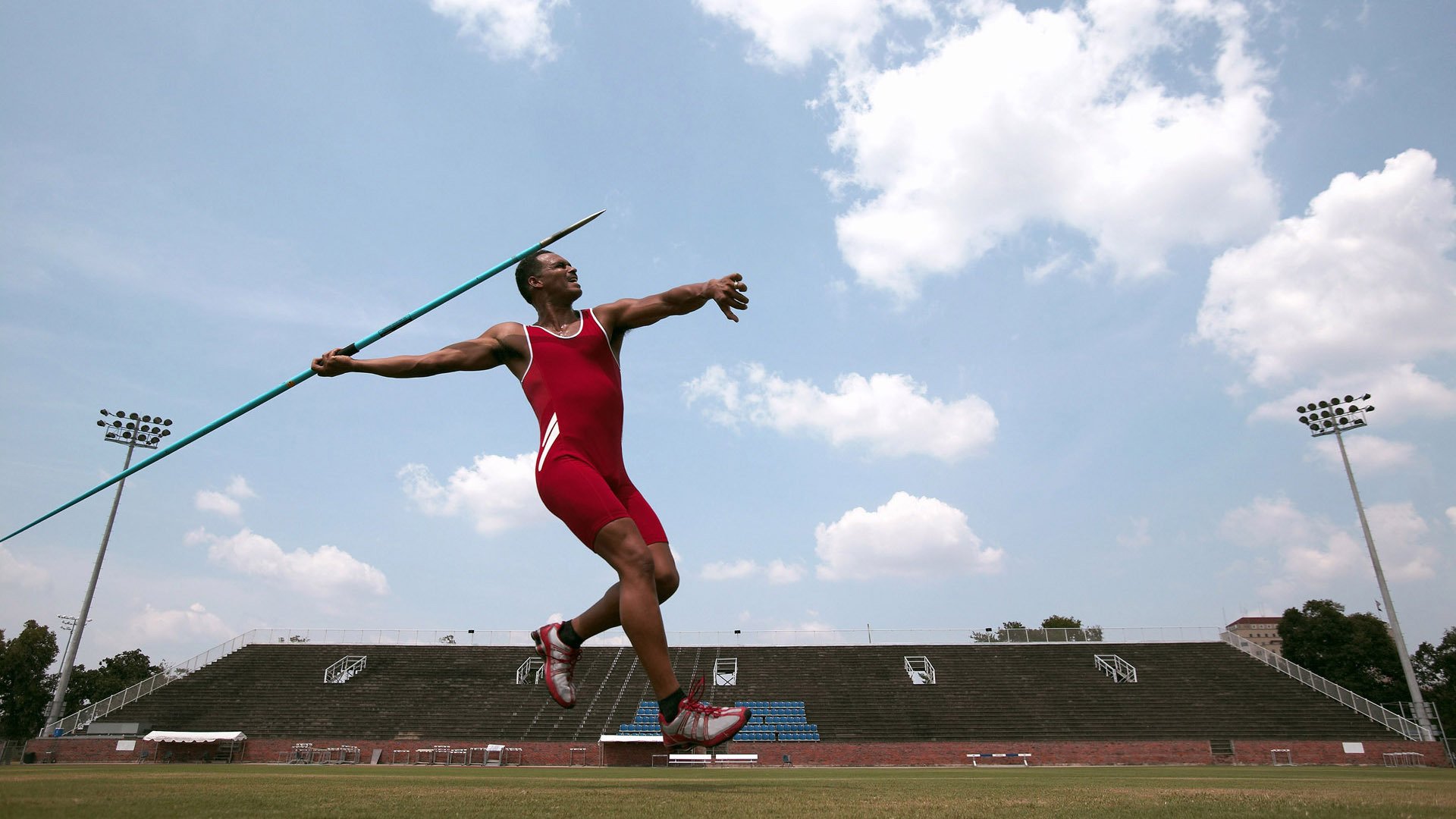 F1引擎轰鸣与篮球热血交响，当街道赛焦点战遇上广东队力克篮网